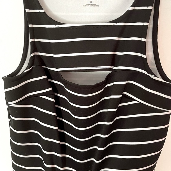 Crop top with slit in the middle - Picture 2 of 2